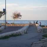 La pista ciclabile che si snoda lungo la costa della frazione molese